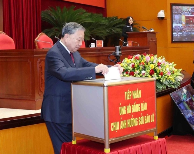 Top Party leader supports flood-affected residents- Ảnh 1. Top Party leader supports flood-affected residents- Ảnh 1.