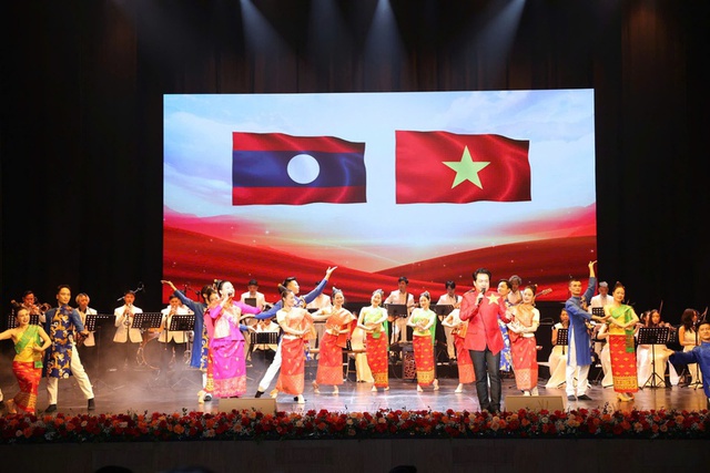 State leader attend celebration of Laos' 50th National Day- Ảnh 2.