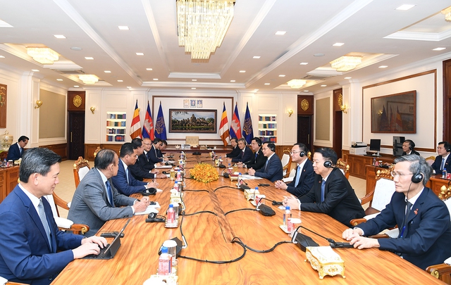 Deputy PM meets top Cambodian leaders - Ảnh 1.