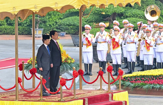 President Luong Cuong hosts official welcome ceremony for Sultan of Brunei- Ảnh 1. President Luong Cuong hosts official welcome ceremony for Sultan of Brunei- Ảnh 1.