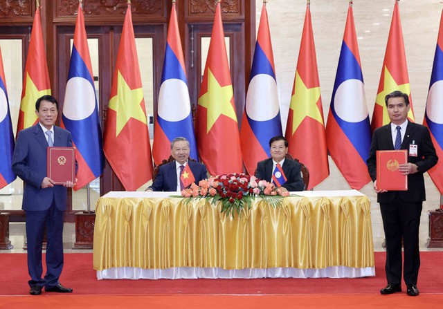 Viet Nam, Laos sign important cooperation documents- Ảnh 1.