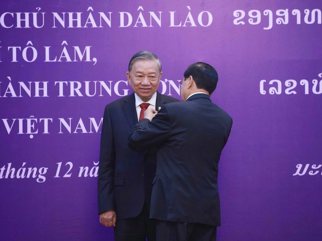 To Lam awarded Lao National Gold Order for outstanding contributions to bilateral relations- Ảnh 1.