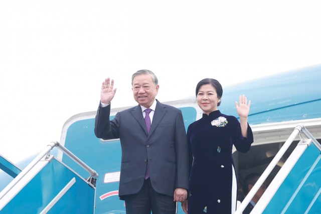 Party chief leaves Ha Noi for state visit to Laos - Ảnh 1.