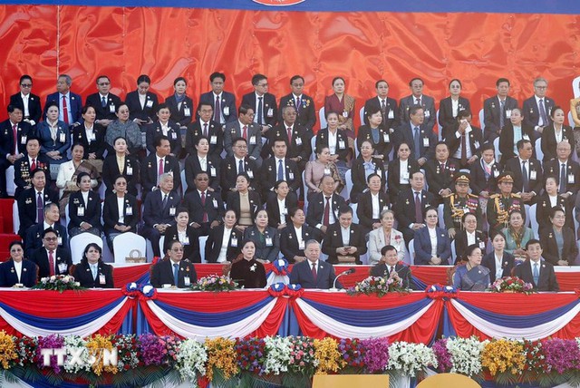 Party leader attends 50th anniversary of Laos National Day- Ảnh 2. Party leader attends 50th anniversary of Laos National Day- Ảnh 2.