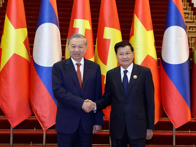 Top Vietnamese, Lao Party leaders co-chair high-level meeting in Vientiane- Ảnh 1.