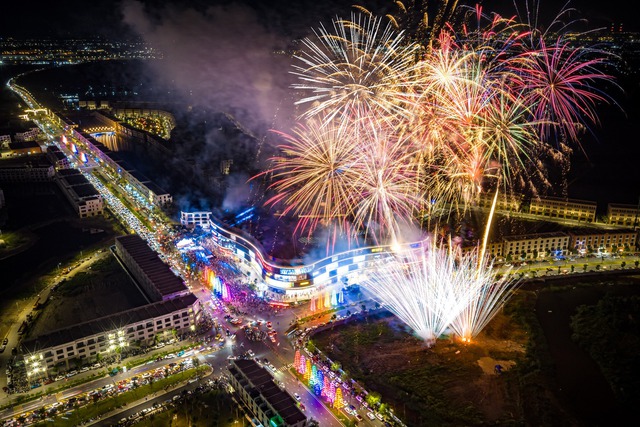 Fireworks to light up New Year’s Eve 2026- Ảnh 3. Fireworks to light up New Year’s Eve 2026- Ảnh 3.