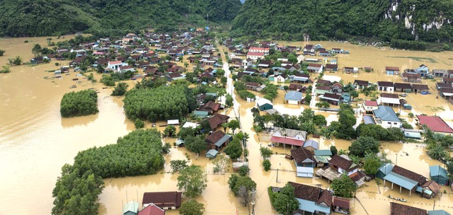 ADB announces emergency grant worth US$2 million for flood relief in Viet Nam - Ảnh 1.
