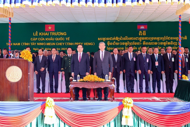 Viet Nam, Cambodia inaugurate Tan Nam-Meun Chey international border gate- Ảnh 1.
