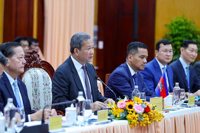 Prime Minister holds talks with Cambodian counterpart- Ảnh 3. Prime Minister holds talks with Cambodian counterpart- Ảnh 3.