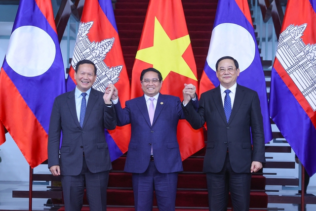 Prime Minister Pham Minh Chinh meets Cambodian, Laos counterparts - Ảnh 1.