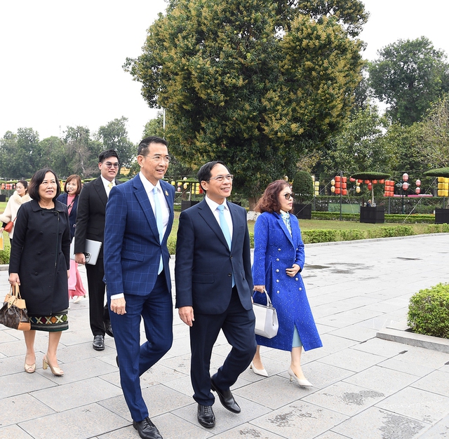 Photos: Thai FM visits Ha Noi's imperial citadel- Ảnh 2.