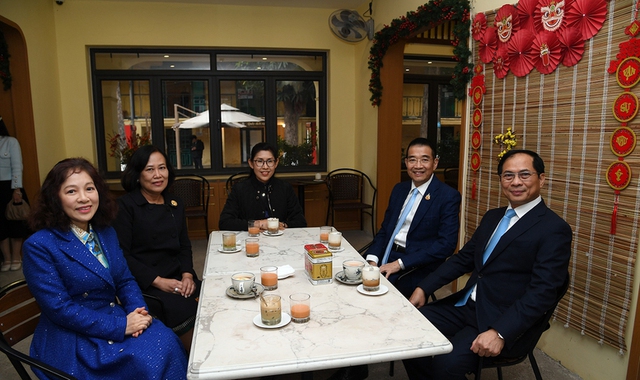 Photos: Thai FM visits Ha Noi's imperial citadel- Ảnh 4.