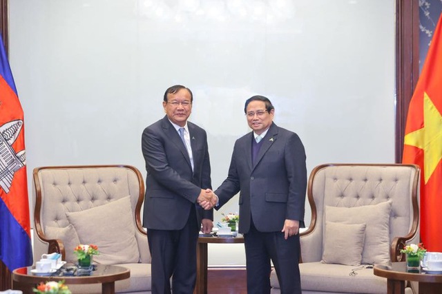 Prime Minister Pham Minh Chinh meets foreign leaders on sidelines of 2nd AFF - Ảnh 3.