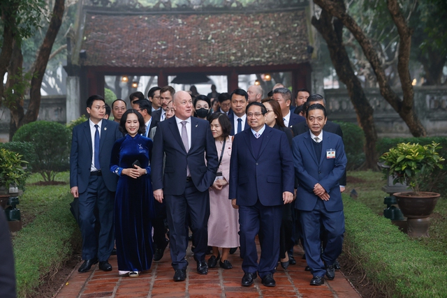 Vietnamese, New Zealand Prime Minister visit Temple of Literature- Ảnh 1.