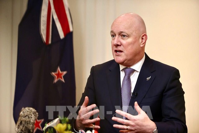 NZ Prime Minister Christopher Luxon talks to press in Ha Noi - Ảnh 1.