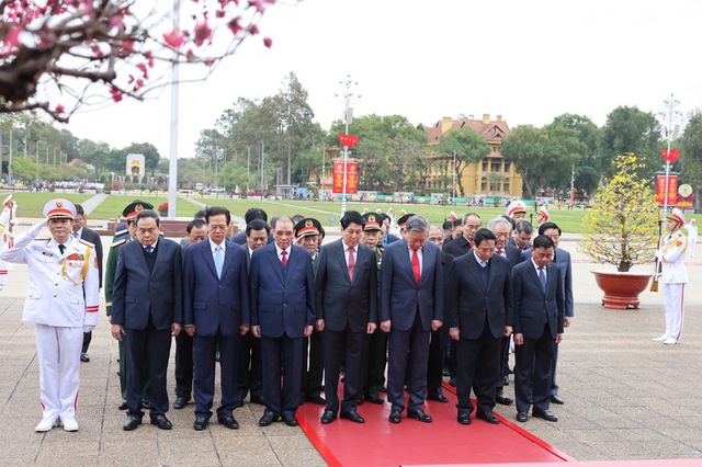 Leaders pay tribute to President Ho Chi Minh on Party’s 95th founding anniversary- Ảnh 1.