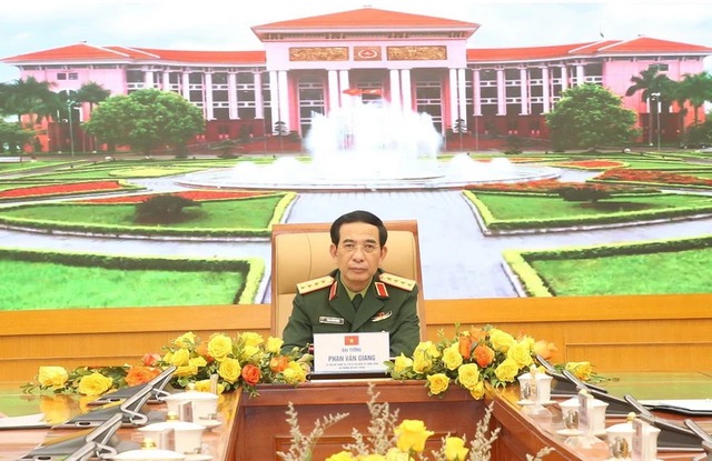 Vietnamese, U.S. defense ministers hold phone conversation - Ảnh 1.