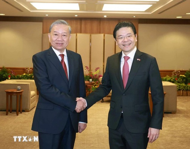 [Photos] - Official welcome ceremony for Vietnamese Party chief in Singapore- Ảnh 2.