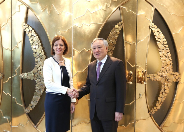 Standing Deputy PM meets Xavier Bettel, visits Luxembourg Stock Exchange- Ảnh 2.