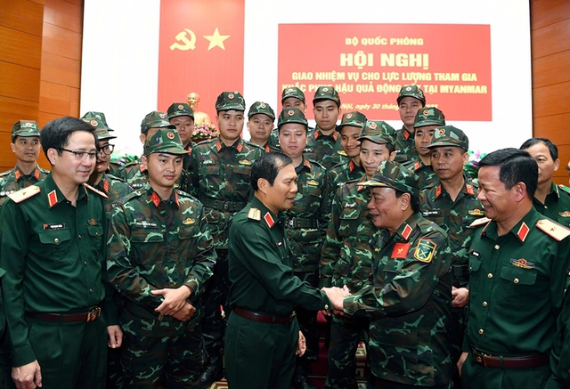 Vietnamese rescue delegation arrives in Myanmar for earthquake relief efforts- Ảnh 1.