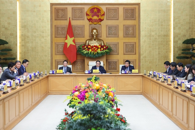 Prime Minister calls on South Korean businesses to invest in high-tech industries in Viet Nam - Ảnh 1.