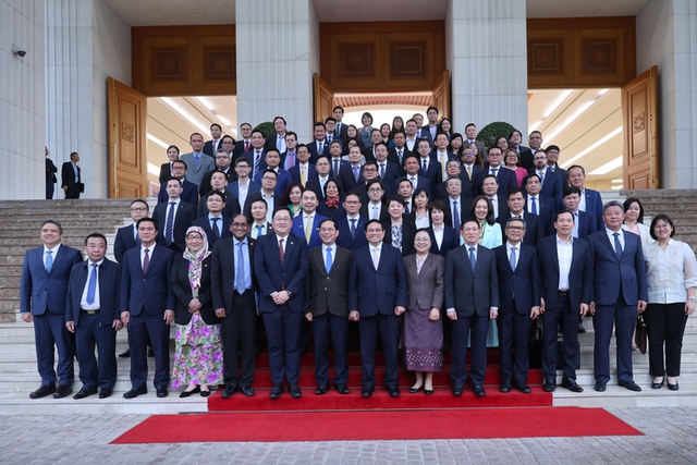 Prime Minister chairs dialogue with ASEAN businesses - Ảnh 1.