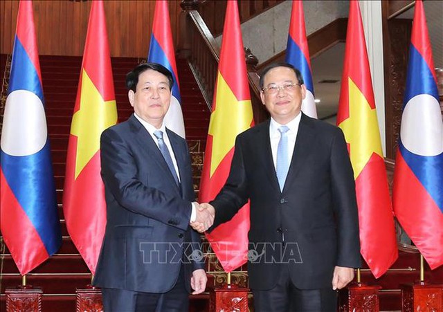 President meets Lao Prime Minister in Vientiane- Ảnh 1.