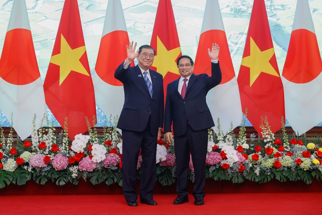 Prime Minister Pham Minh Chinh holds talks with Japanese counterpart Ishiba Shigeru- Ảnh 1. Prime Minister Pham Minh Chinh holds talks with Japanese counterpart Ishiba Shigeru- Ảnh 1.