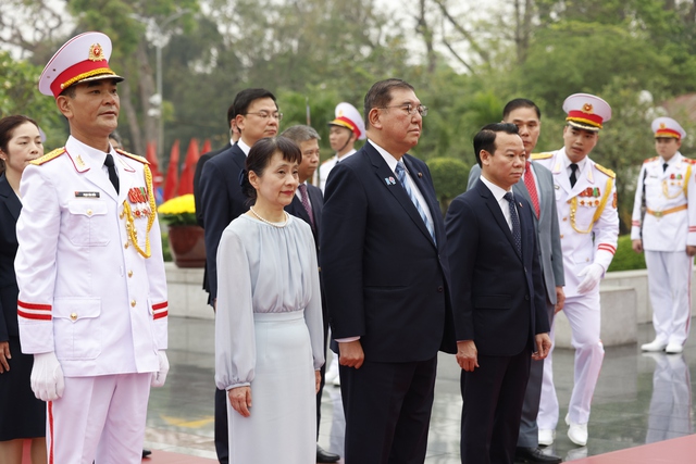 Japanese Prime Minister Ishiba Shigeru pays respect to President Ho Chi Minh- Ảnh 2. Japanese Prime Minister Ishiba Shigeru pays respect to President Ho Chi Minh- Ảnh 2.