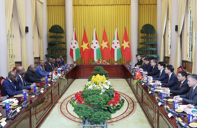 President Luong Cuong holds talks with Burundian counterpart Ndayishimiye in Ha Noi- Ảnh 1. President Luong Cuong holds talks with Burundian counterpart Ndayishimiye in Ha Noi- Ảnh 1.