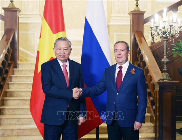 Party leader To Lam meets Dmitry Medvedev in Moscow - Ảnh 1. Party leader To Lam meets Dmitry Medvedev in Moscow - Ảnh 1.