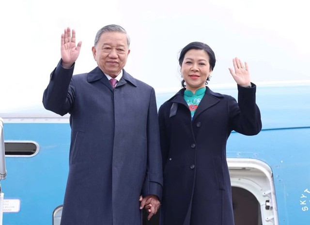 Party chief embarks on state visit to Belarus- Ảnh 1. Party chief embarks on state visit to Belarus- Ảnh 1.