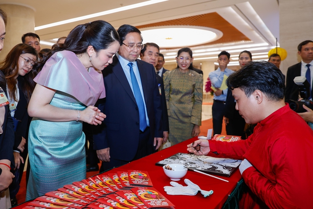 Vietnamese, Thai Prime Ministers contemplate Vietnamese handicraft products- Ảnh 1. Vietnamese, Thai Prime Ministers contemplate Vietnamese handicraft products- Ảnh 1.