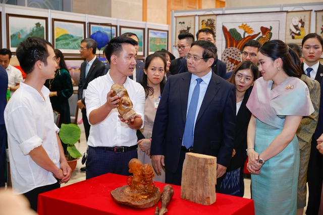 Vietnamese, Thai Prime Ministers contemplate Vietnamese handicraft products- Ảnh 2. Vietnamese, Thai Prime Ministers contemplate Vietnamese handicraft products- Ảnh 2.