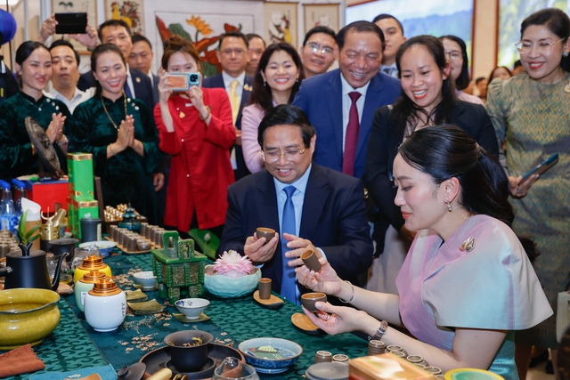 Vietnamese, Thai Prime Ministers contemplate Vietnamese handicraft products- Ảnh 3. Vietnamese, Thai Prime Ministers contemplate Vietnamese handicraft products- Ảnh 3.