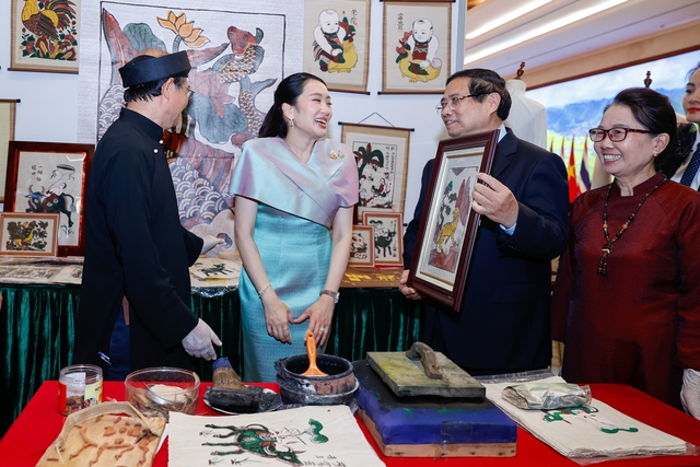Vietnamese, Thai Prime Ministers contemplate Vietnamese handicraft products- Ảnh 4. Vietnamese, Thai Prime Ministers contemplate Vietnamese handicraft products- Ảnh 4.