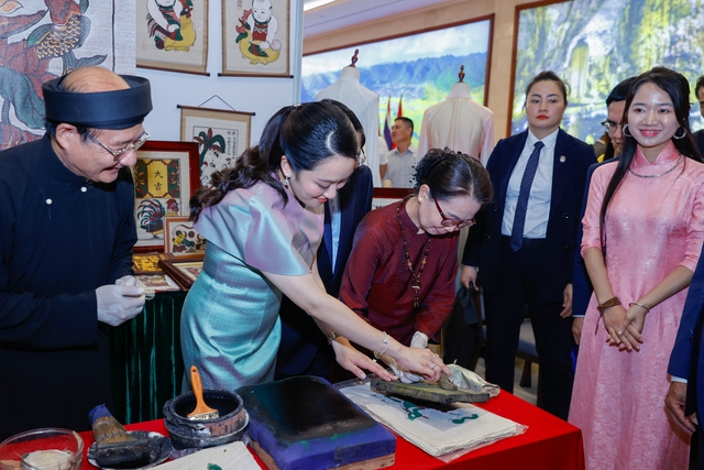Vietnamese, Thai Prime Ministers contemplate Vietnamese handicraft products- Ảnh 5. Vietnamese, Thai Prime Ministers contemplate Vietnamese handicraft products- Ảnh 5.