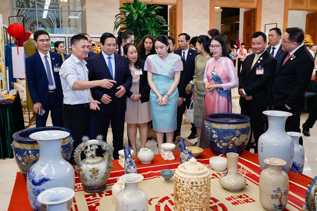 Vietnamese, Thai Prime Ministers contemplate Vietnamese handicraft products- Ảnh 6. Vietnamese, Thai Prime Ministers contemplate Vietnamese handicraft products- Ảnh 6.