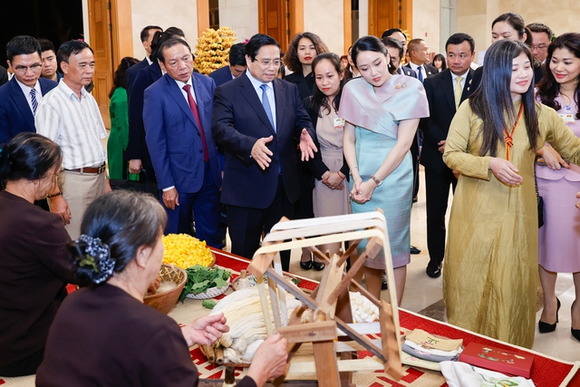 Vietnamese, Thai Prime Ministers contemplate Vietnamese handicraft products- Ảnh 9. Vietnamese, Thai Prime Ministers contemplate Vietnamese handicraft products- Ảnh 9.