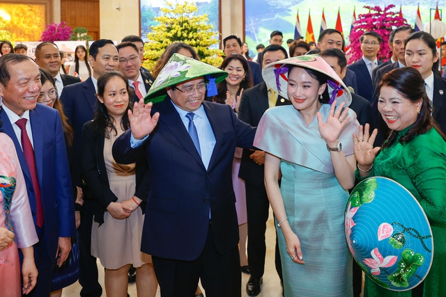 Vietnamese, Thai Prime Ministers contemplate Vietnamese handicraft products- Ảnh 7. Vietnamese, Thai Prime Ministers contemplate Vietnamese handicraft products- Ảnh 7.