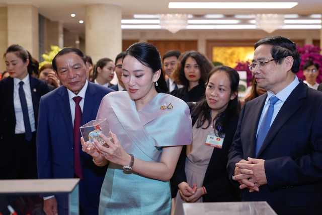Vietnamese, Thai Prime Ministers contemplate Vietnamese handicraft products- Ảnh 8. Vietnamese, Thai Prime Ministers contemplate Vietnamese handicraft products- Ảnh 8.