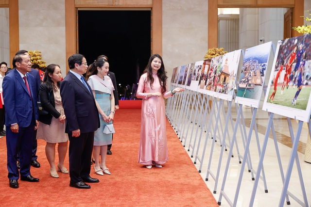 Vietnamese, Thai Prime Ministers contemplate Vietnamese handicraft products- Ảnh 11. Vietnamese, Thai Prime Ministers contemplate Vietnamese handicraft products- Ảnh 11.
