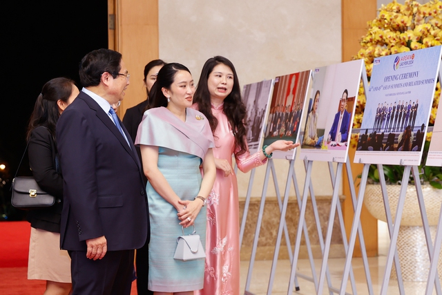 Vietnamese, Thai Prime Ministers contemplate Vietnamese handicraft products- Ảnh 12. Vietnamese, Thai Prime Ministers contemplate Vietnamese handicraft products- Ảnh 12.