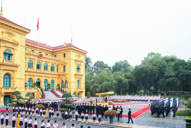 Prime Minister Pham Minh Chinh hosts official welcome ceremony for Thai counterpart- Ảnh 1. Prime Minister Pham Minh Chinh hosts official welcome ceremony for Thai counterpart- Ảnh 1.