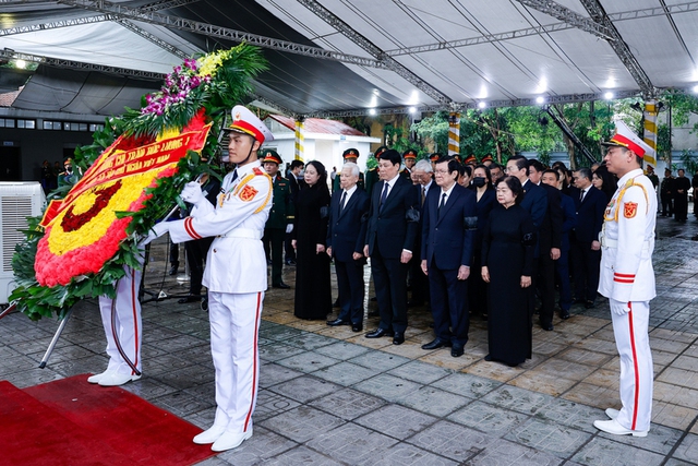 Respect-paying ceremony for former President Tran Duc Luong held- Ảnh 4. Respect-paying ceremony for former President Tran Duc Luong held- Ảnh 4.