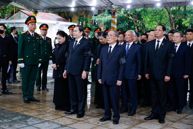 Respect-paying ceremony for former President Tran Duc Luong held- Ảnh 6. Respect-paying ceremony for former President Tran Duc Luong held- Ảnh 6.