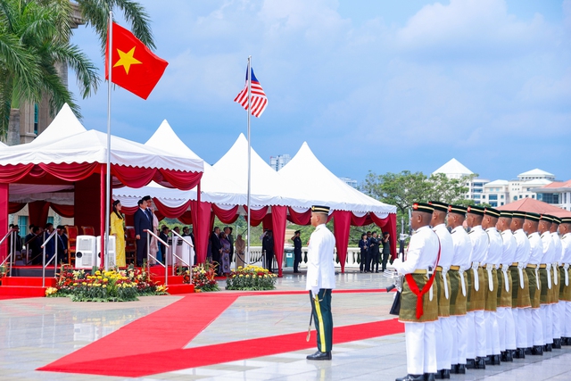 Prime Minister Pham Minh Chinh accorded official welcome at Perdana Putra- Ảnh 1. Prime Minister Pham Minh Chinh accorded official welcome at Perdana Putra- Ảnh 1.