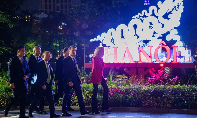 President Macron takes night stroll around Hoan Kiem Lake- Ảnh 1. President Macron takes night stroll around Hoan Kiem Lake- Ảnh 1.