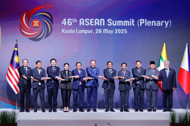 Prime Minister attends 46th ASEAN Summit in Kuala Lumpur- Ảnh 1.