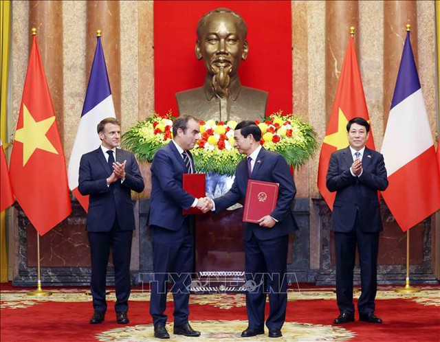 Viet Nam, France sign cooperation agreements- Ảnh 1.